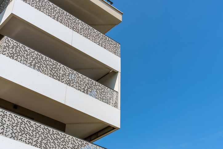 Geperforeerd metalen paneel als vulling van een balustrade