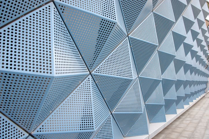 Architectonische gevel met gevormde metalen gevelpanelen