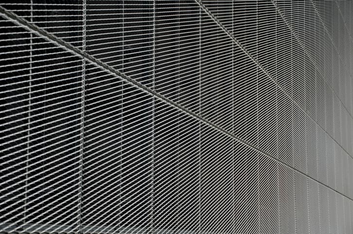 Staande metalen gevelpanelen op een achterconstructie