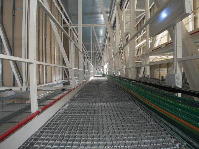 Industrieel metalen bordes met open roosterloopvlak