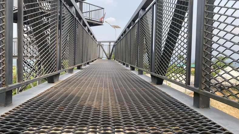 Balustrade met open metalen strekmetaalpanelen