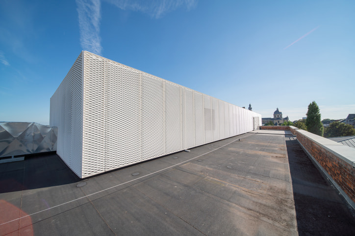 Afscherming van technische installaties met strekmetaal