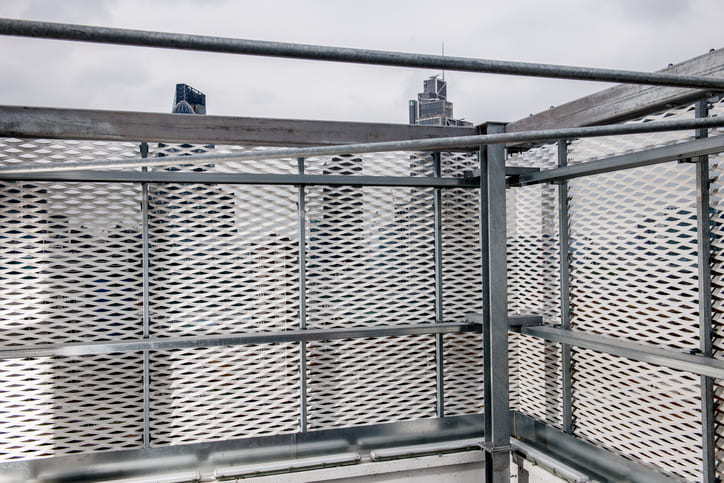 Binnenzijde van een metalen dakopbouw met draagconstructie