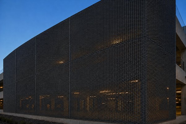 Open strekmetalen gevel van een parkeergarage