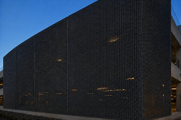 Parkeergarage bekleed met aluminium strekmetaal