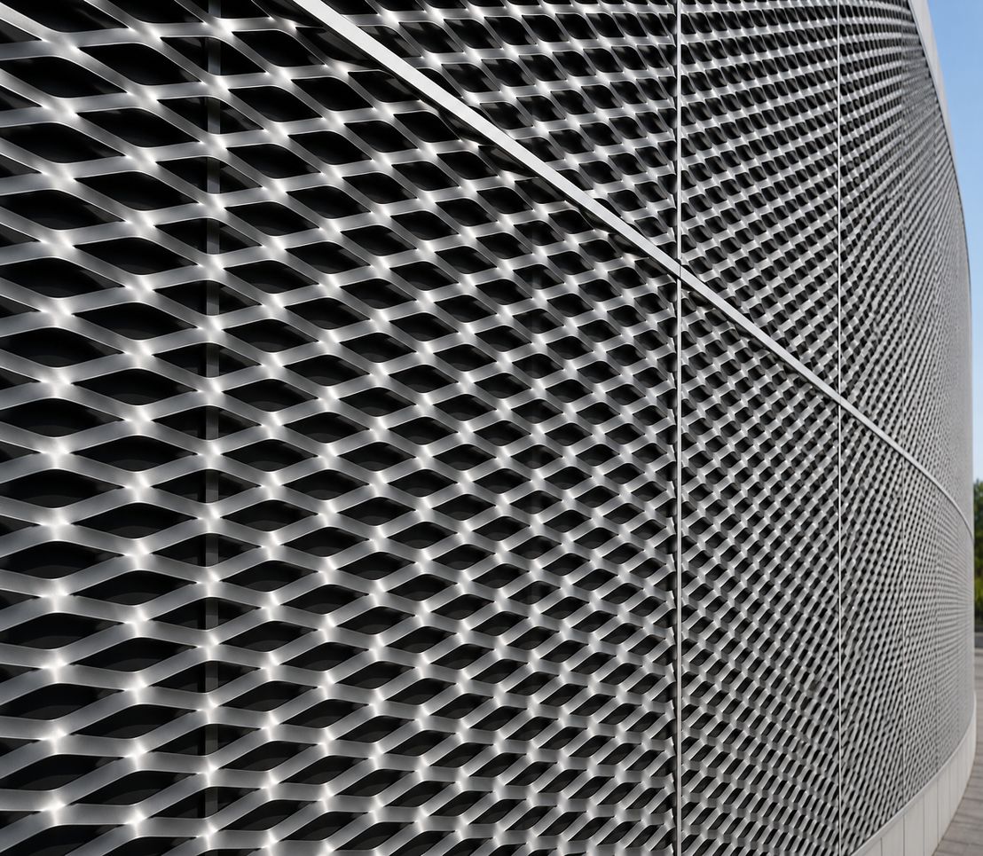 Zijaanzicht van open strekmetalen gevelpanelen