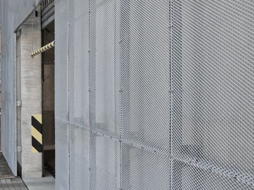 Strekmetalen gevelbekleding voor een parkeergarage