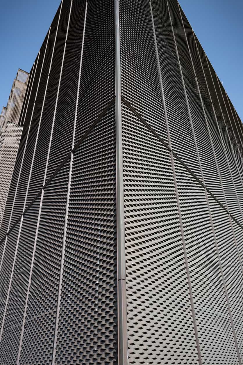Gevelvlak met open panelen van strekmetaal