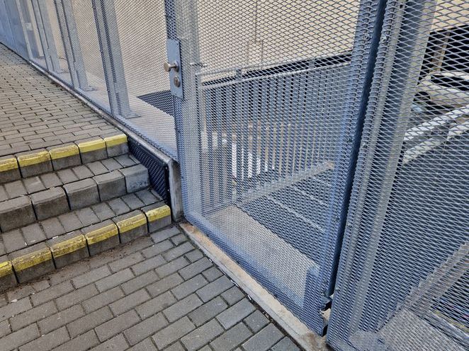 Metalen hekwerk en poort met strekmetaalvulling
