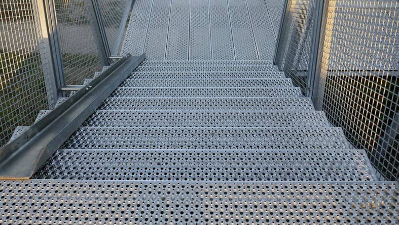 Trap met brede geperforeerde metalen traptreden