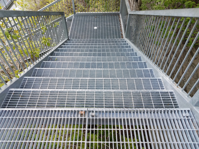 Metalen buitentrap met open roostertraptreden